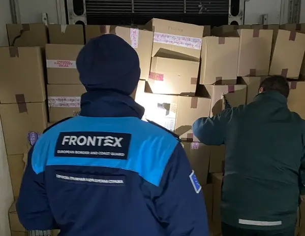 (Фото и видео) Запленети 5050 штеки цигари и електронски цигари на ГП Стар Дојран, лишен од слобода српски државјанин