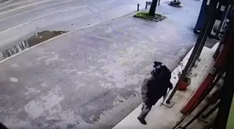 Приведено лицето кое го оштети стаклото на влезната врата на Бугарската амбасада