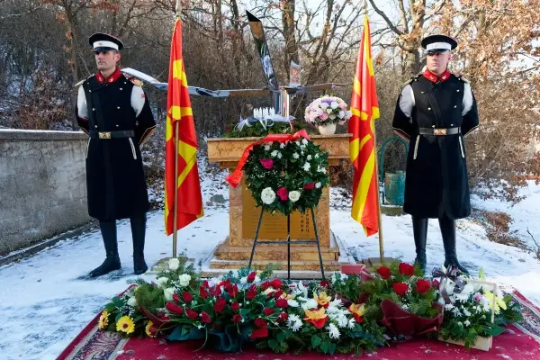 На 18-годишнината од хеликоптерската несреќа, министерот Мисајловски и генералот Лафчиски положија венец со свежо цвеќе на спомен-обележјето кај Катлановско Блаце