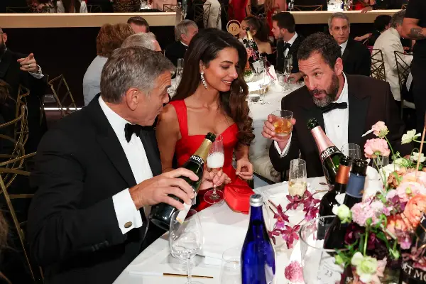 Верна на холивудскиот гламур, Амал Клуни после 11 години дојде на Златниот глобус:  сите зборуваат за нејзината огнена тоалета