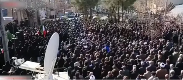 Илјадници демонстранти се собраа во центарот на Техеран за поддршка на Владата