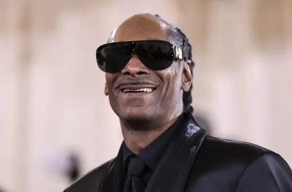 Контроверзен настап на Снуп Дог на Златните глобуси: „Сега сум надуван“ (Видео)