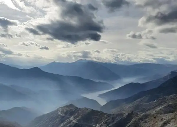 Променливо облачно со сончеви периоди и студено