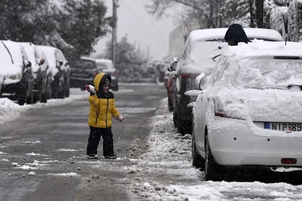 Снег падна од Халкидики до Крит: Се забеле цела Грција, прекината наставата во училиштата