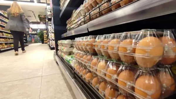 ПОЕВТИНУВААТ ЈАЈЦАТА: Од денеска значително поевтинување, цената за табла од 30 јајца во маркетите ќе чини од 60 до 80 денари