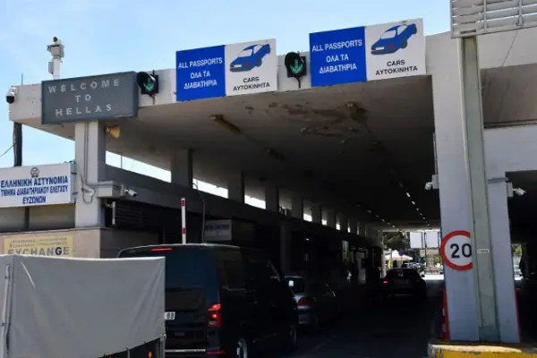 Грчките земјоделци го затворија на четири часа граничниот премин Евзони за сите возила