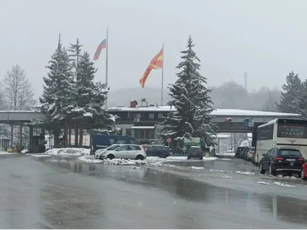 Бугарски државјанин протеран од земјава, кај него се пронајдени боксирач и транспарент со навредлива содржина