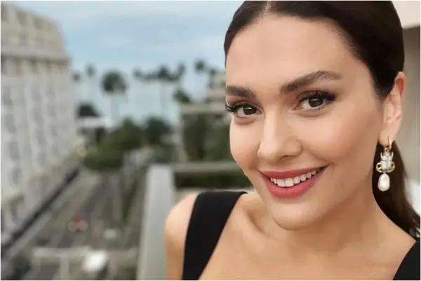 Убавата Шехерезад носи фустан кој е како создаден за жени од 40+: Оваа жена е синоним за природна убавина