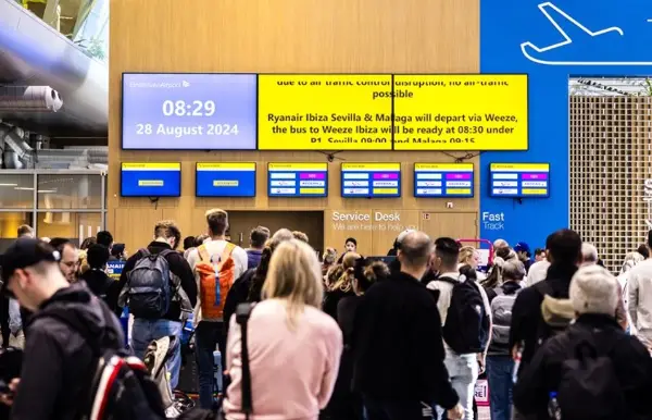 Аеродроми затворени, а летови откажани низ цела Европа поради мраз