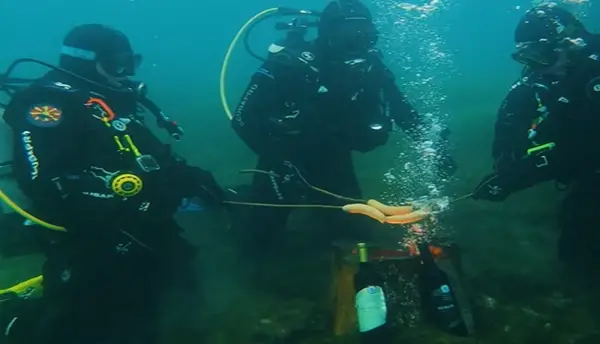 ВИДЕО| Василичарски оган под вода кај Музејот на вода