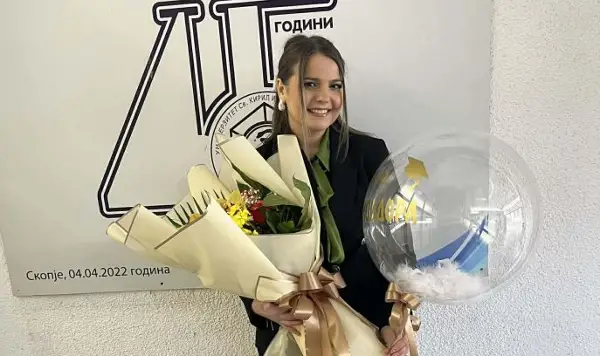 Исидора Давитковска, првенец на генерацијата на Фармацевтскиот факултет, паричната награда од Фондацијата „Трајче Мукаетов“ ќе ја донира за СОС Детско село