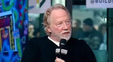 Актерот обвинет за злоставување деца се предаде на полицијата