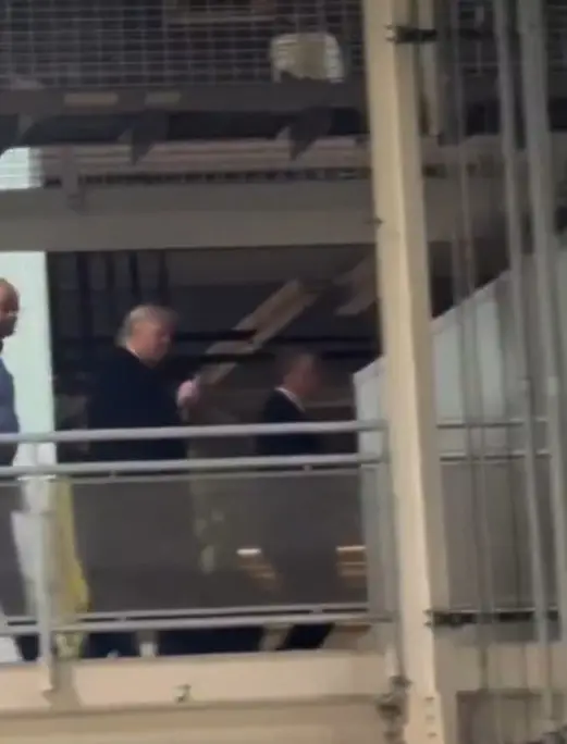 ВИДЕО. Трамп му покажа среден прст на работник на Форд и му рече „Е*и се“