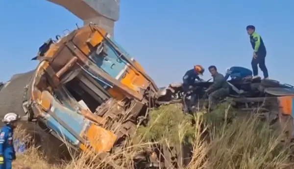 📽️ КРАН ПАДНА ВРЗ ВОЗ И ГО ПОДЕЛИ НА ПОЛОВИНА Страшна несреќа во Тајланд, расте бројот на жртви во запалените вагони