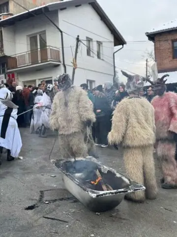 Со палење на Максим Димитриевски, Путин, Трамп и останатите маски завршува Вевчанскиот карневал
