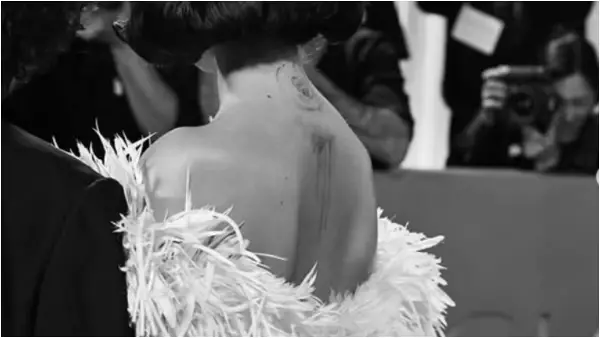 Шиен е 323 часа, а деталите на грбот го прават магичен! Ова е најзборуваниот фустан после Златните глобуси