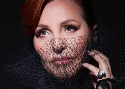 ВИДЕО: Ана Бекута нападната на настап во Чачак, пејачката заврши со микрофонот во комбе