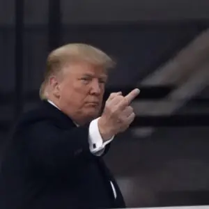 ТРАМП ПОКАЖА СРЕДЕН ПРСТ И ОПЦУ РАБОТНИК ПРИ ПОСЕТА НА ФАБРИКА НА „ФОРД“