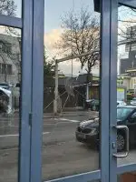 Осумдневен притвор за лицето што го оштети стаклото на влезната врата на бугарската амбасада во Скопје