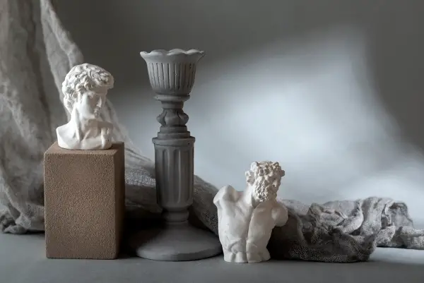 Купувал обични предмети преку интернет, а потоа ги изложувал во музеи како артефакти