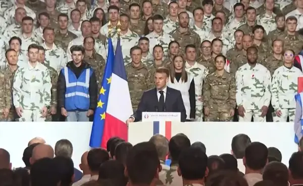 ФРАНЦИЈА ЌЕ ИСПРАТИ ВОЕН БРОД, АВИОНИ И УШТЕ ВОЈНИЦИ НА ГРЕНЛАНД Макрон пред војската зборуваше за појава на нов колонијализам