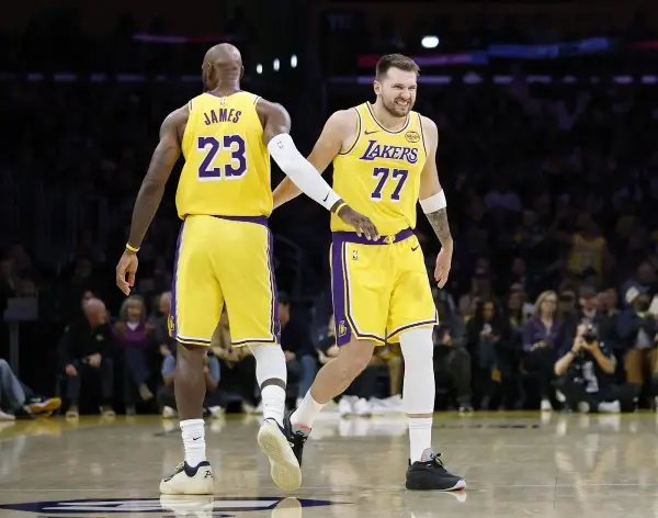 На ЛА Лејкерс не им помогнаа ниту ефикасните Дончиќ и Џејмс