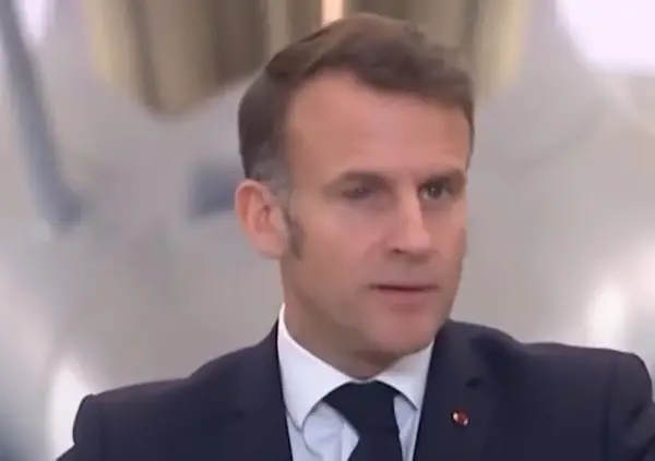 ВИДЕО: Макрон се појави со крваво око, па се пошегува – „Eye of the Tiger“
