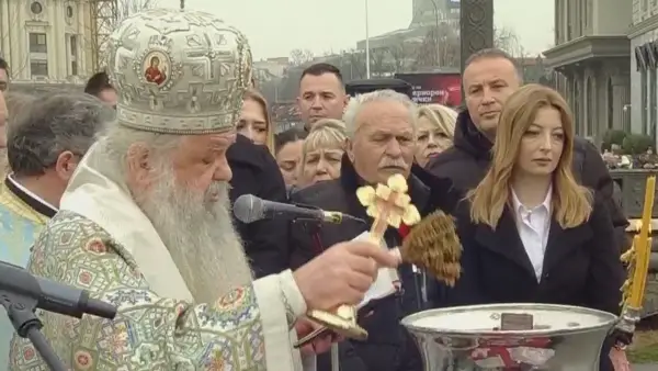 Досега 140 пријавени за фаќање на крстот во Вардар на мостот „Слобода“ во Скопје