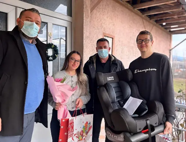 Градоначалникот Тоневски додели подароци на првороденото дете во Пробиштип