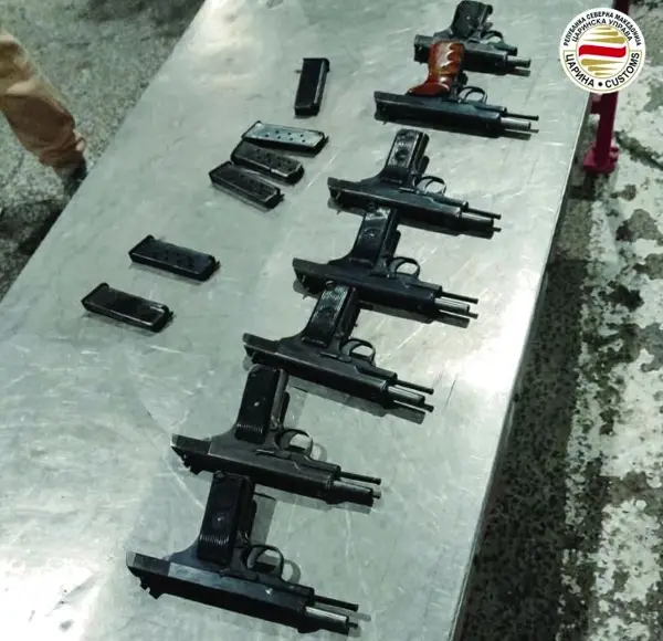 На ГП Богородица откриени службени пиштоли украдени од обезбедувањето на скопското ЈП „Паркови и зеленило“