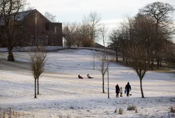 Променливо време со дожд, снег и магла - температурите во опаѓање