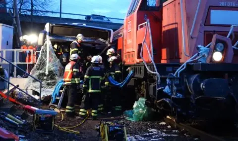 Едно лице загина при судар на автобус со локомотива во Хамбург