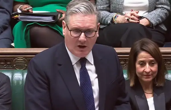 Стармер не планира да разговора со Путин како што предложија Макрон и Мелони