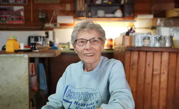 Град во кој живее само еден жител: Има 90 години, има свој бар, а ја врши и функцијата градоначалник! (ВИДЕО)