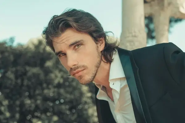 Мажите со подлабок глас имаат поголема веројатност да изневерат во врска, тврдат истражувањата (ВИДЕО)