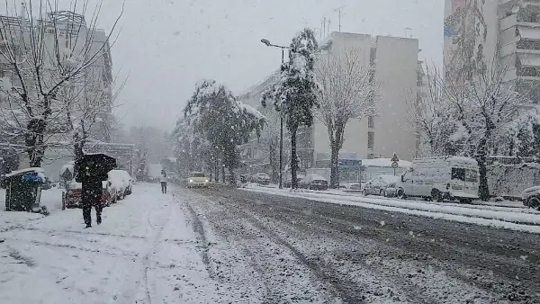 Студен бран ја зафати Грција: Снегот се заканува и на Халкидики