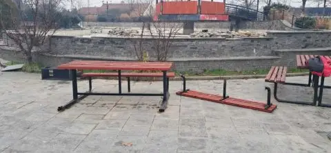 (ФОТО) Вандализам во Аеродром: Искршена фонтаната и урбаната опрема во новиот парк „Бановина“