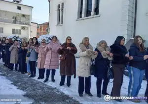 Сукање на врвката за градскиот крст во Гостивар – Жива традиција со длабока симболика во пресрет на Богојавление-Водици