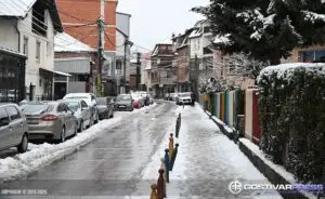 Студ и мраз по снежните врнежи, внимателно возење и движење