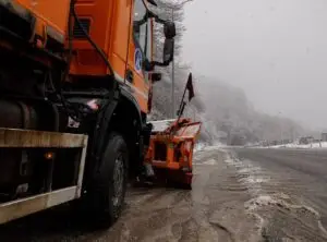 Забрана за камиони и шлепери на патот Маврово-Дебар, патиштата се проодни во зимски услови