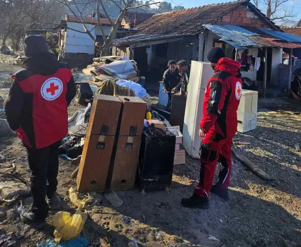 (ФОТО) Волонтерите на „Црвен Крст“ – Кичево заедно со Општина Кичево, ТППЕ, Армијата и останатите шести ден активни со погодените семејства од поплавите