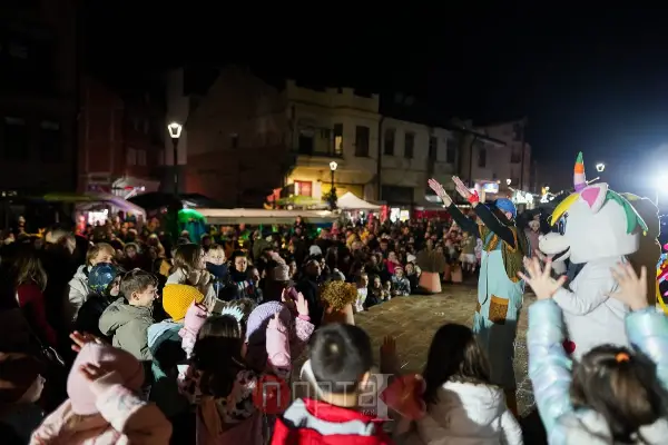 (ФОТО) Со игра, радост и смеа, дечињата вчера го направија највеселиот „Хуманитарен Божиќен Базар“ во Кичево