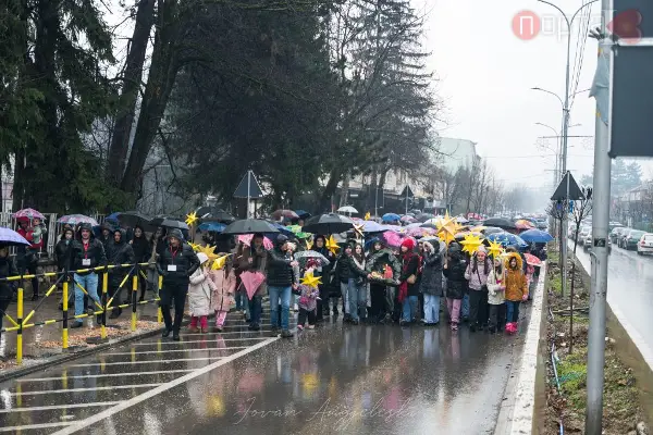 (ФОТО+ВИДЕО) Под дождот на благодетта, дечињата на Бадниковата поворка во Кичево ја осветлија надежта и душата