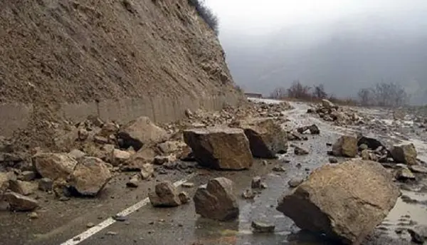 Сообраќајот на патот Прилеп – Витолишта, од село Штавица кон село Бонче, се одвива по една лента