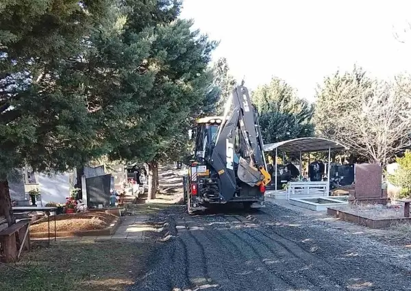 Се тампонираат патеките на градските гробишта во Куманово (ФОТО)