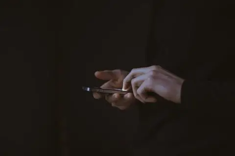 Внимавајте со пораките од „пошта“ и доставите: Маж измамен од лажна веб-страна