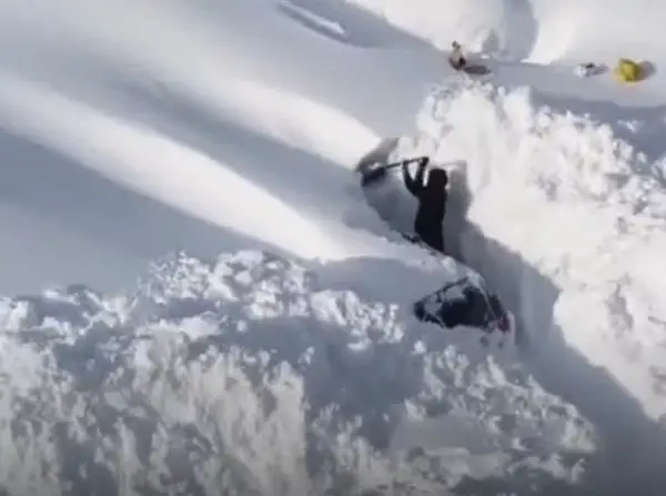 ВИДЕО: Снежна бура ја парализира Камчатка, снег до три метри