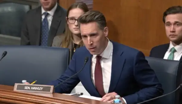 (ВИДЕО) Сослушување во Сенатот: Дали мажите можат да забременат? Лекарка 11 пати одбива да му одговори на сенаторот Хаули