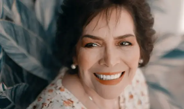 Еден познат писател тврди: „Жената почнува да старее во моментот кога ќе почне да ги прави овие 2 работи“