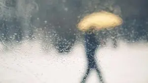 Променливо облачно, слаби локални врнежи од дожд и снег